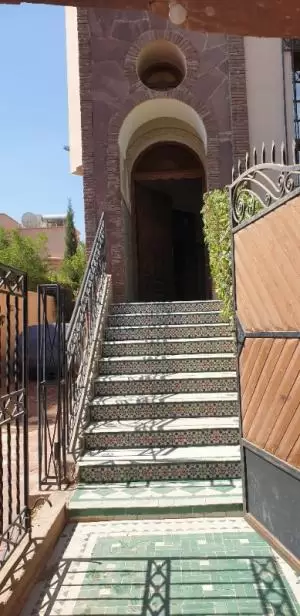 فرصة رائعة لمن يبحث عن فيلا تجمع بين الراحة، الفخامة، والطابع المغربي الأصيل!