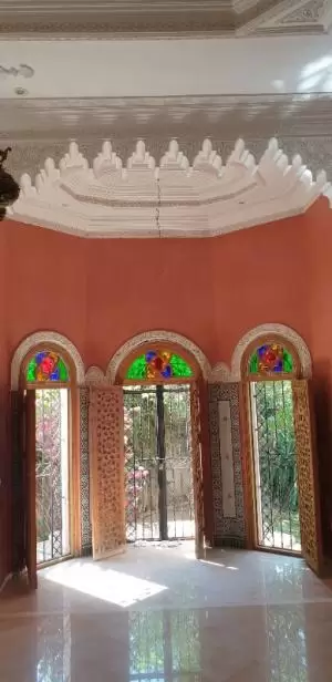 فرصة رائعة لمن يبحث عن فيلا تجمع بين الراحة، الفخامة، والطابع المغربي الأصيل!