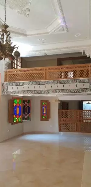 فرصة رائعة لمن يبحث عن فيلا تجمع بين الراحة، الفخامة، والطابع المغربي الأصيل!