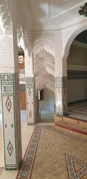 فرصة رائعة لمن يبحث عن فيلا تجمع بين الراحة، الفخامة، والطابع المغربي الأصيل!