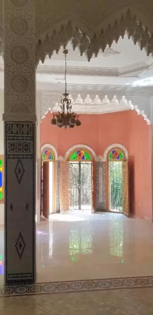فرصة رائعة لمن يبحث عن فيلا تجمع بين الراحة، الفخامة، والطابع المغربي الأصيل!