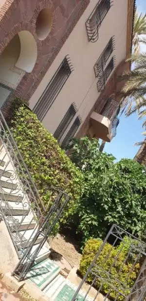 فرصة رائعة لمن يبحث عن فيلا تجمع بين الراحة، الفخامة، والطابع المغربي الأصيل!