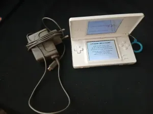 Nintendo ds lite avec chargeure  نينتاندو دي اس لايت مع شاحن